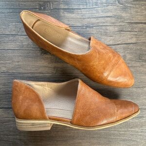 *CATHERINES* Tan Side-Show Shoes Size 8